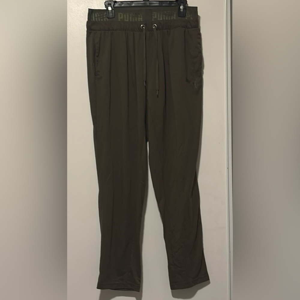Woman’s puma lightweight sweatpants